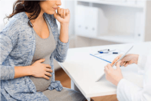 Entretien prénatal précoce du 1er trimestre - test grossesse - rdv médecin avec patiente enceinte